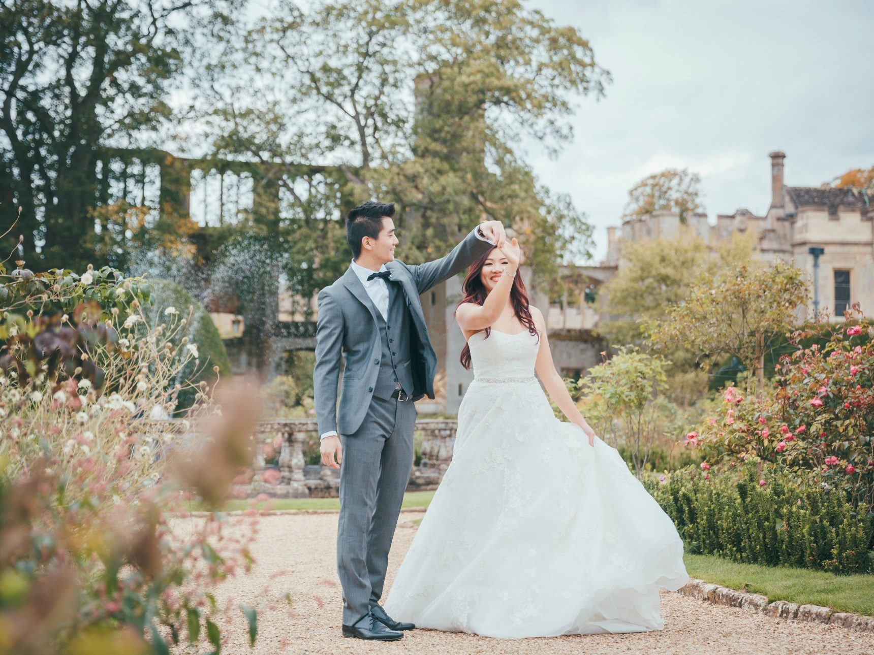 Couple posing in Queens Garden