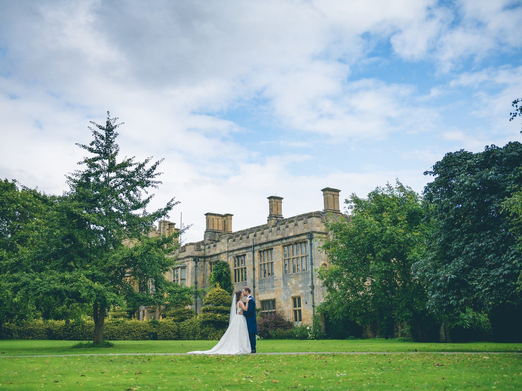 Wedding couple in front of Sudeley Castle